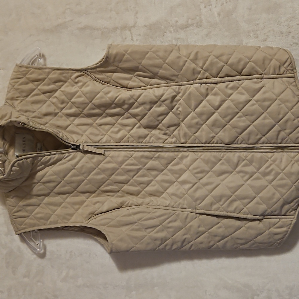 Van Heusen beage quilted vest